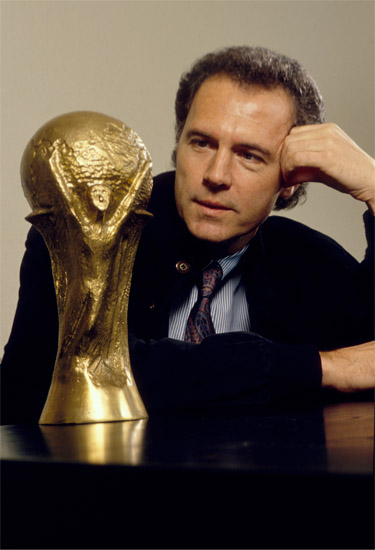 <h2>Franz Beckenbauer</h2><div id='trenner'></div>Vor WM in Italien, 1990
<div id='trenner'></div> <div id='tags'>Schlagworte: <a href='/franz_beckenbauer' rel='tag' title=''>Franz Beckenbauer</a> | <a href='/galerie/sport_archiv' rel='tag' title=''>Sport Archiv</a> | <a href='/lieblingsbilder/auswahl' rel='tag' title='professioneller Fotograf Heiner Köpcke - Seine Homepage zeigt eine Auswahl seiner hochwertigen Fotos aus den Bereichen Sport, PR und People Fotografie'>Best of</a></div>